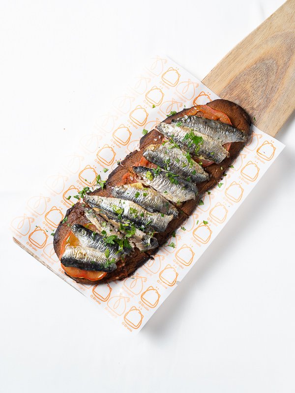 Pan de millo e xoubas