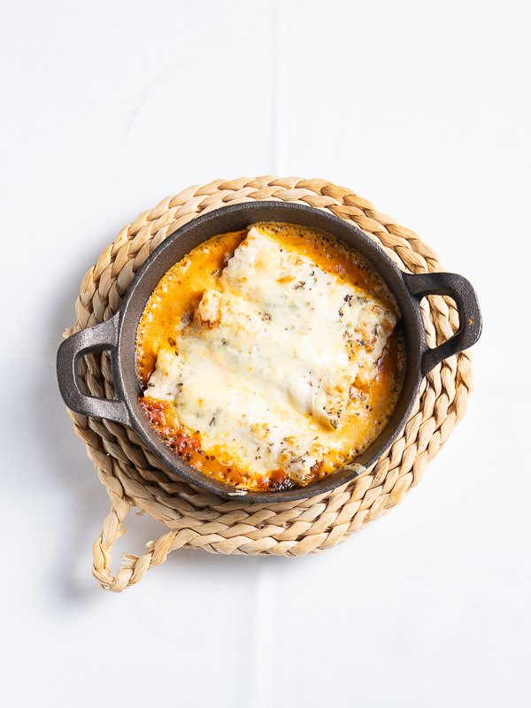 Plano cenital de mesa compartida con tapas y bebidas