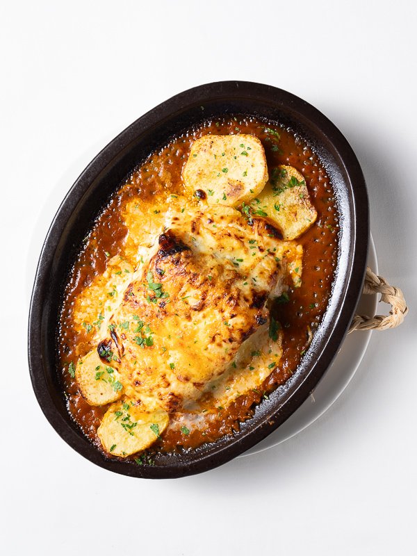 Plato de pasta con topping, composición radial